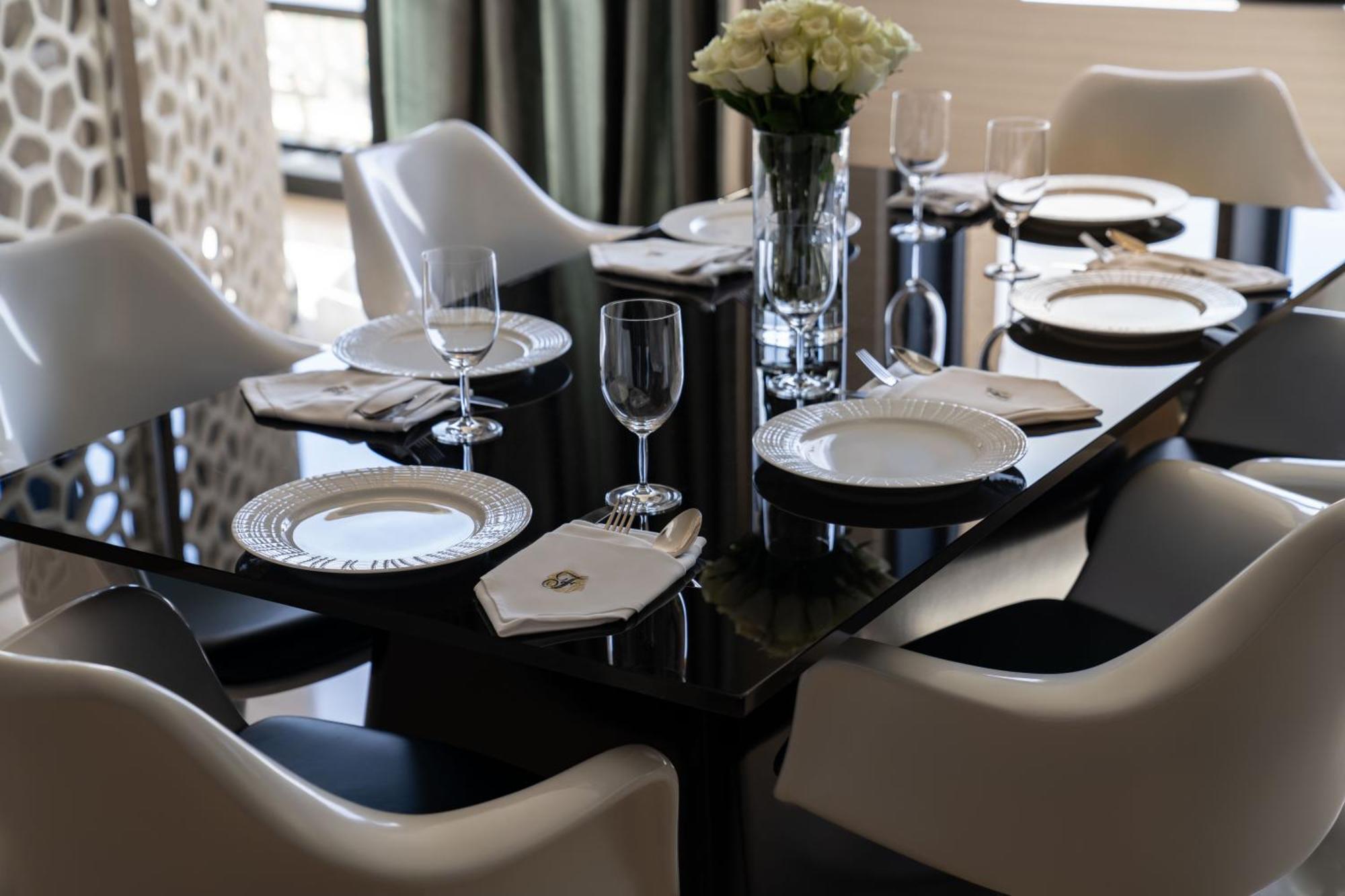 Fairmont Riyadh Eksteriør bilde A table set for a formal dinner
