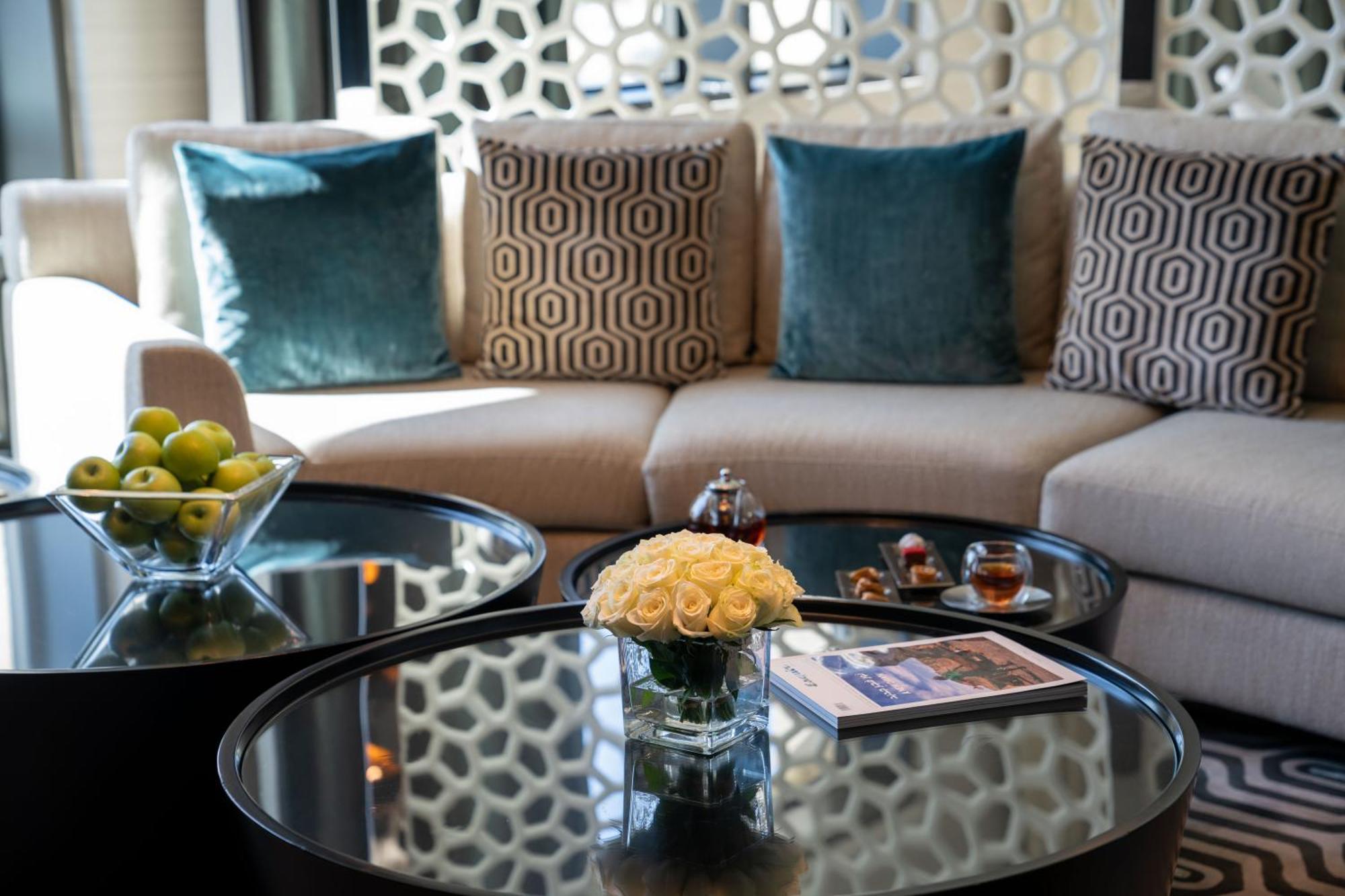 Fairmont Riyadh Eksteriør bilde A living room at the Ritz-Carlton, DIFC