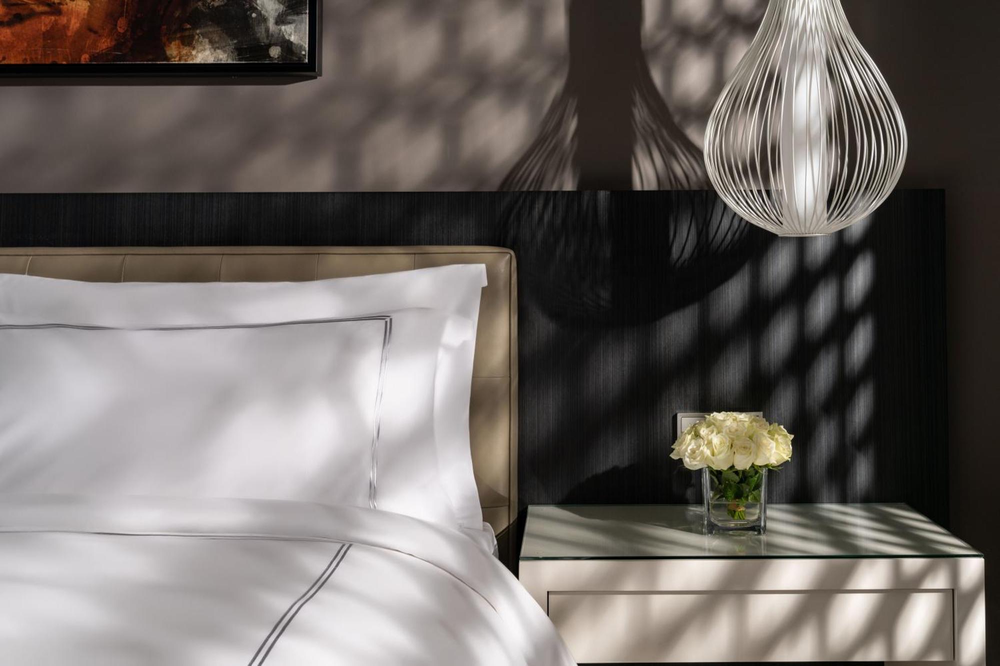 Fairmont Riyadh Eksteriør bilde A guest room at The St. Regis Dubai