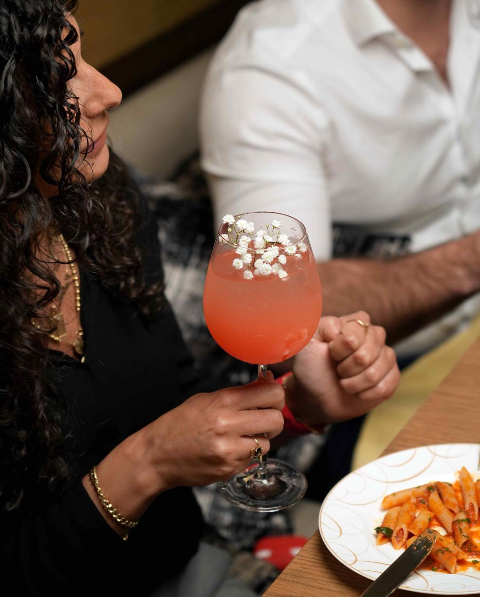Fairmont Riyadh Eksteriør bilde A glass of Kir royale
