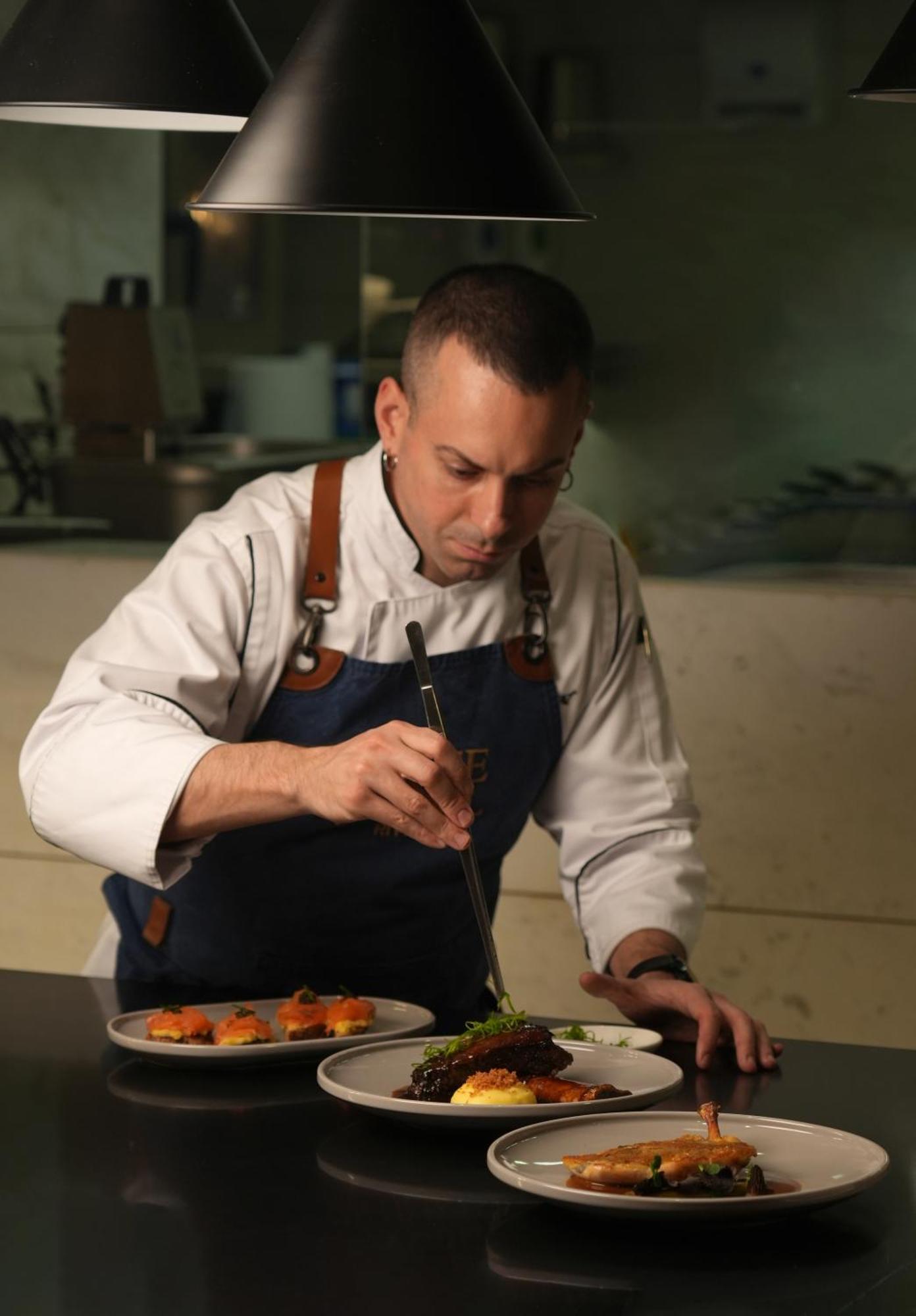 Fairmont Riyadh Eksteriør bilde Chef preparing a dish