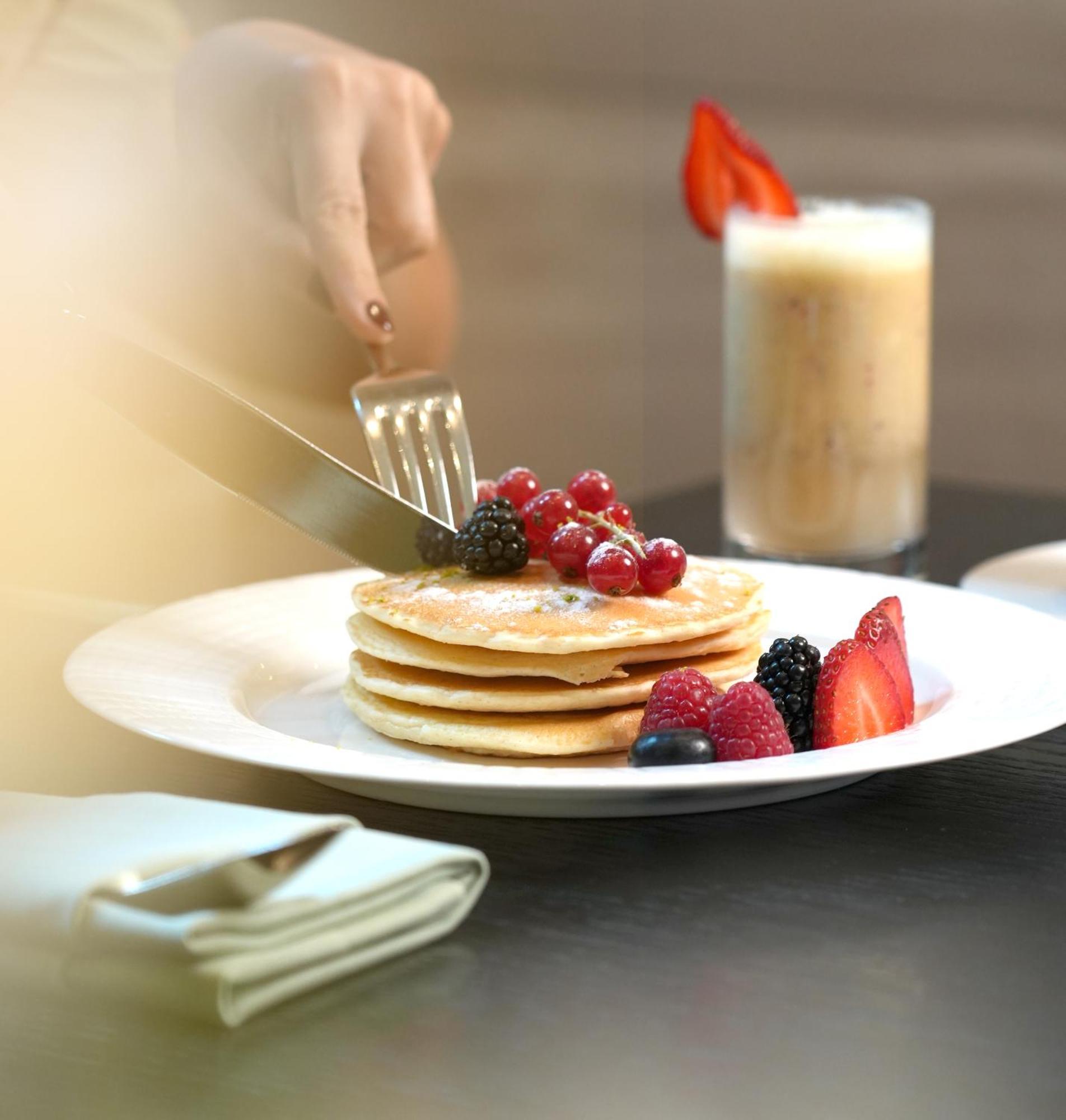 Fairmont Riyadh Eksteriør bilde A stack of pancakes with fruit
