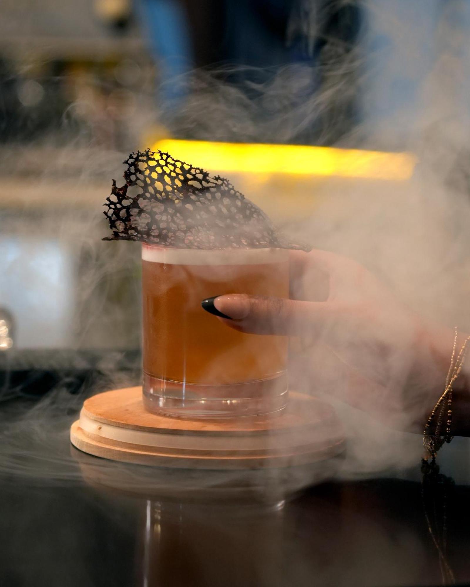 Fairmont Riyadh Eksteriør bilde A smoked Old Fashioned