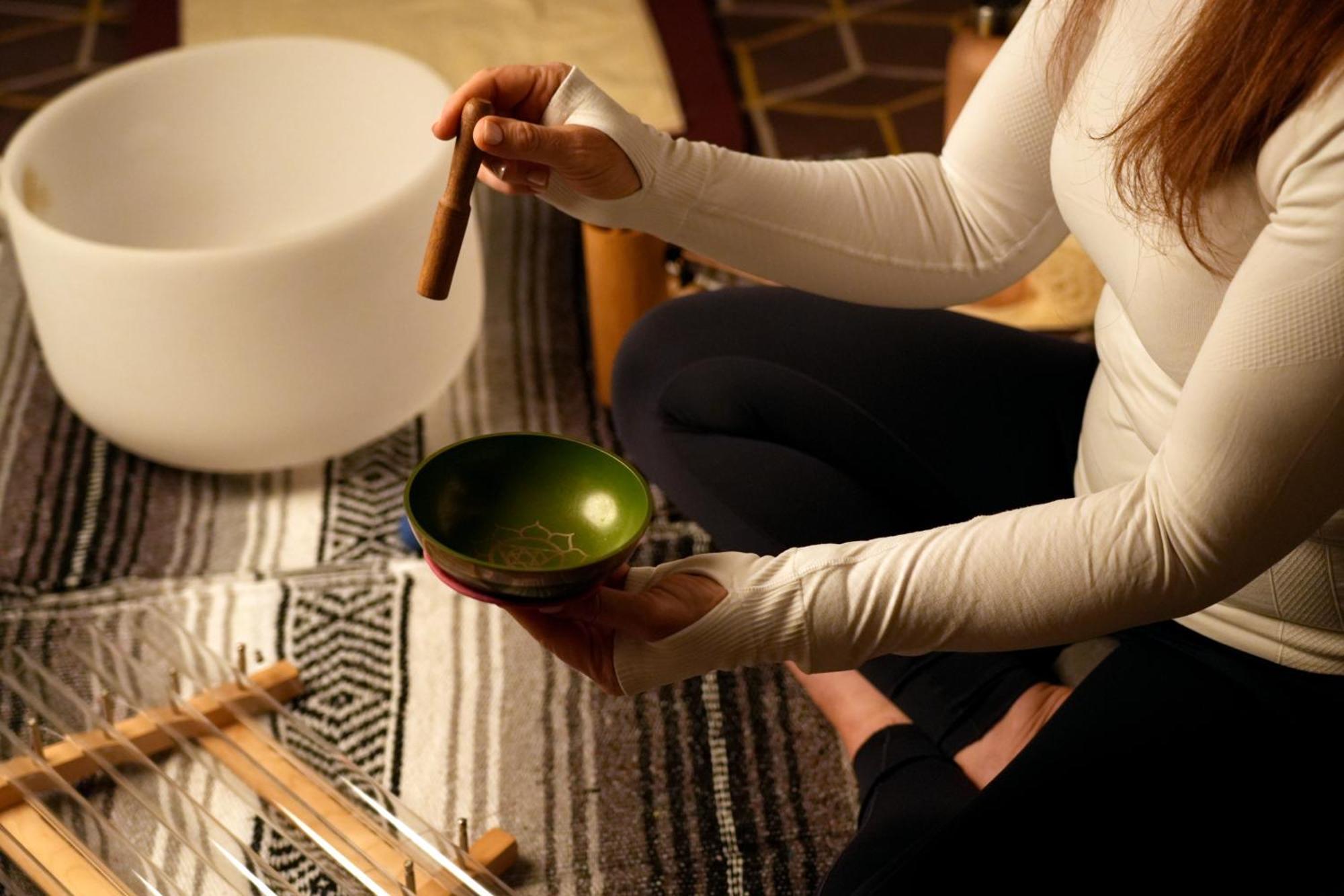 Fairmont Riyadh Eksteriør bilde A woman playing a singing bowl