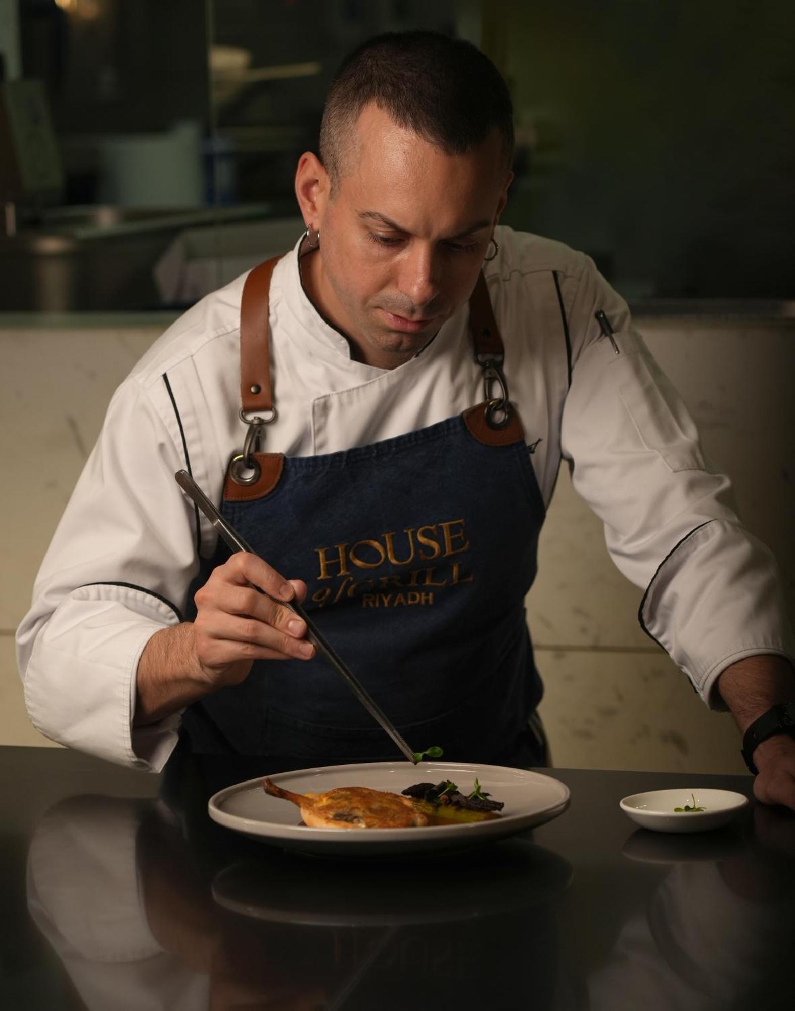 Fairmont Riyadh Eksteriør bilde A chef preparing a meal