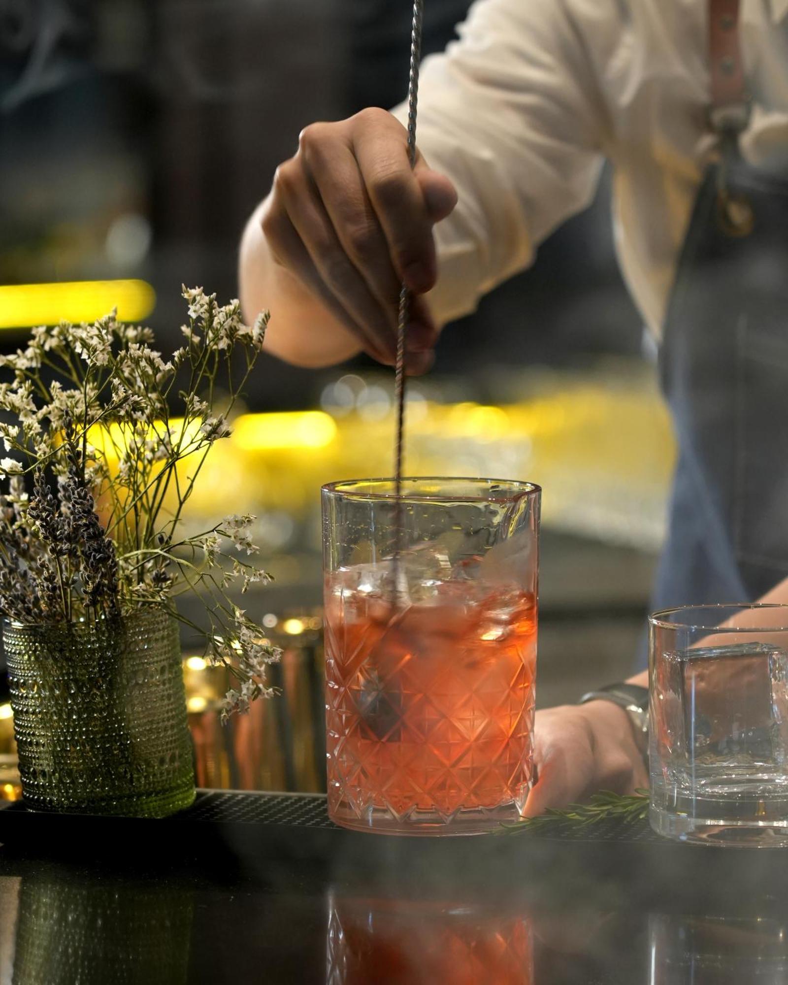 Fairmont Riyadh Eksteriør bilde A bartender stirring a cocktail