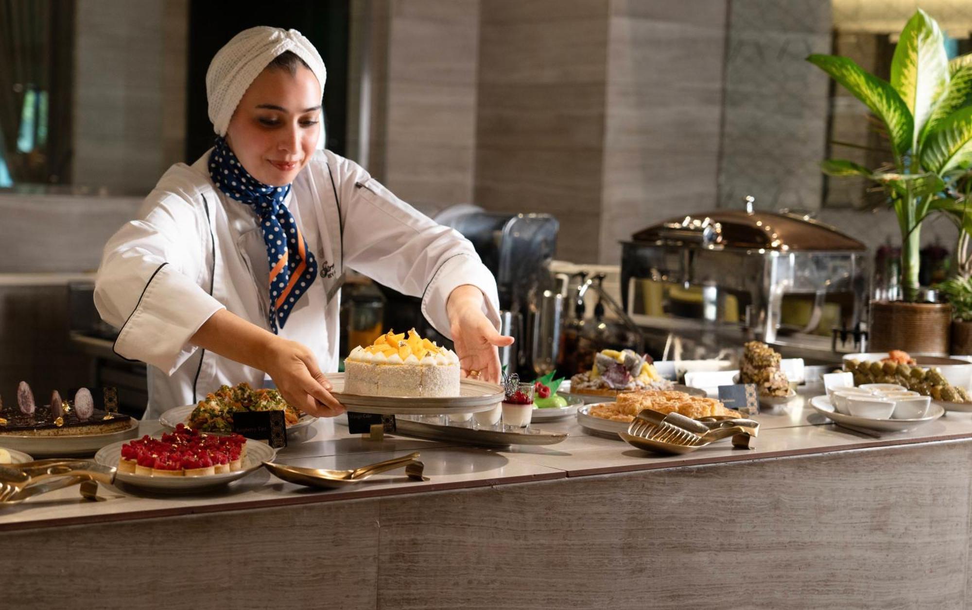 Fairmont Riyadh Eksteriør bilde A pastry chef at work
