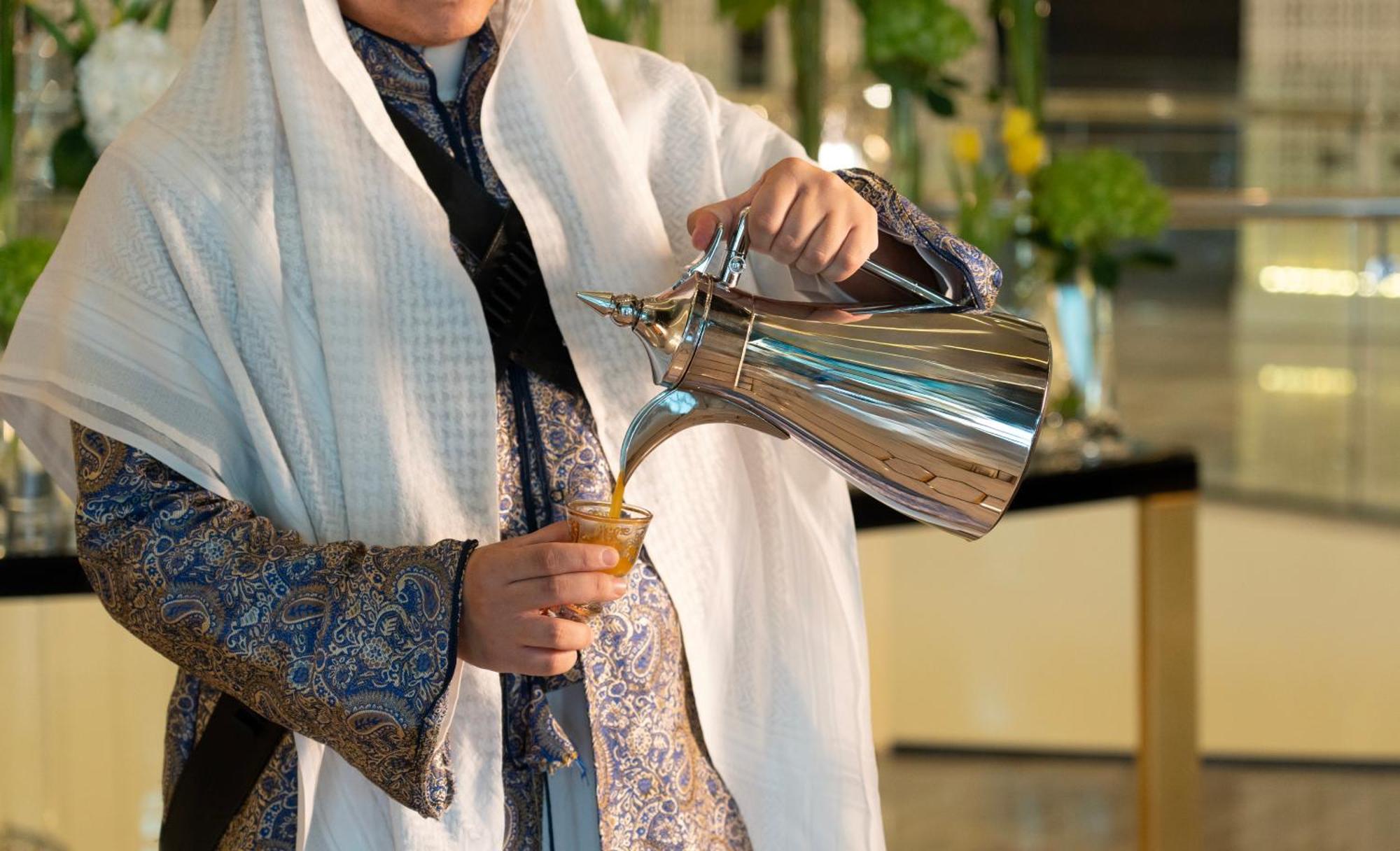 Fairmont Riyadh Eksteriør bilde Arabic coffee being served