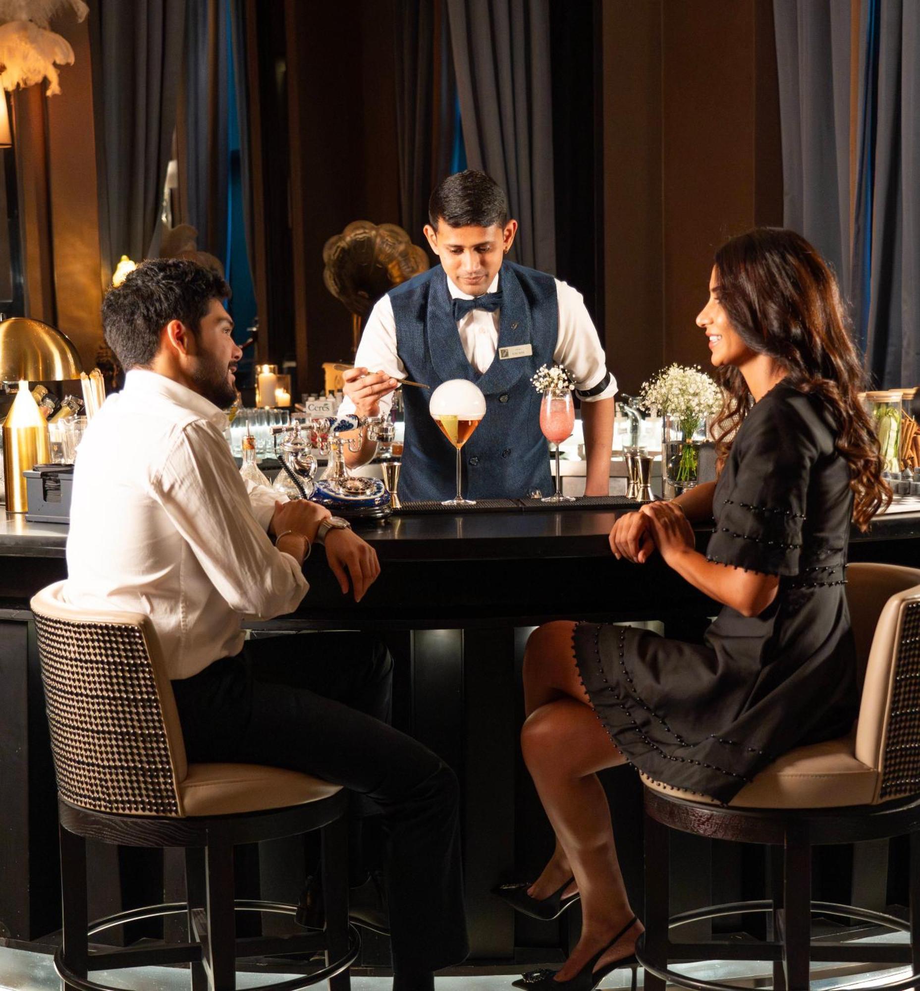 Fairmont Riyadh Eksteriør bilde A bartender serving drinks