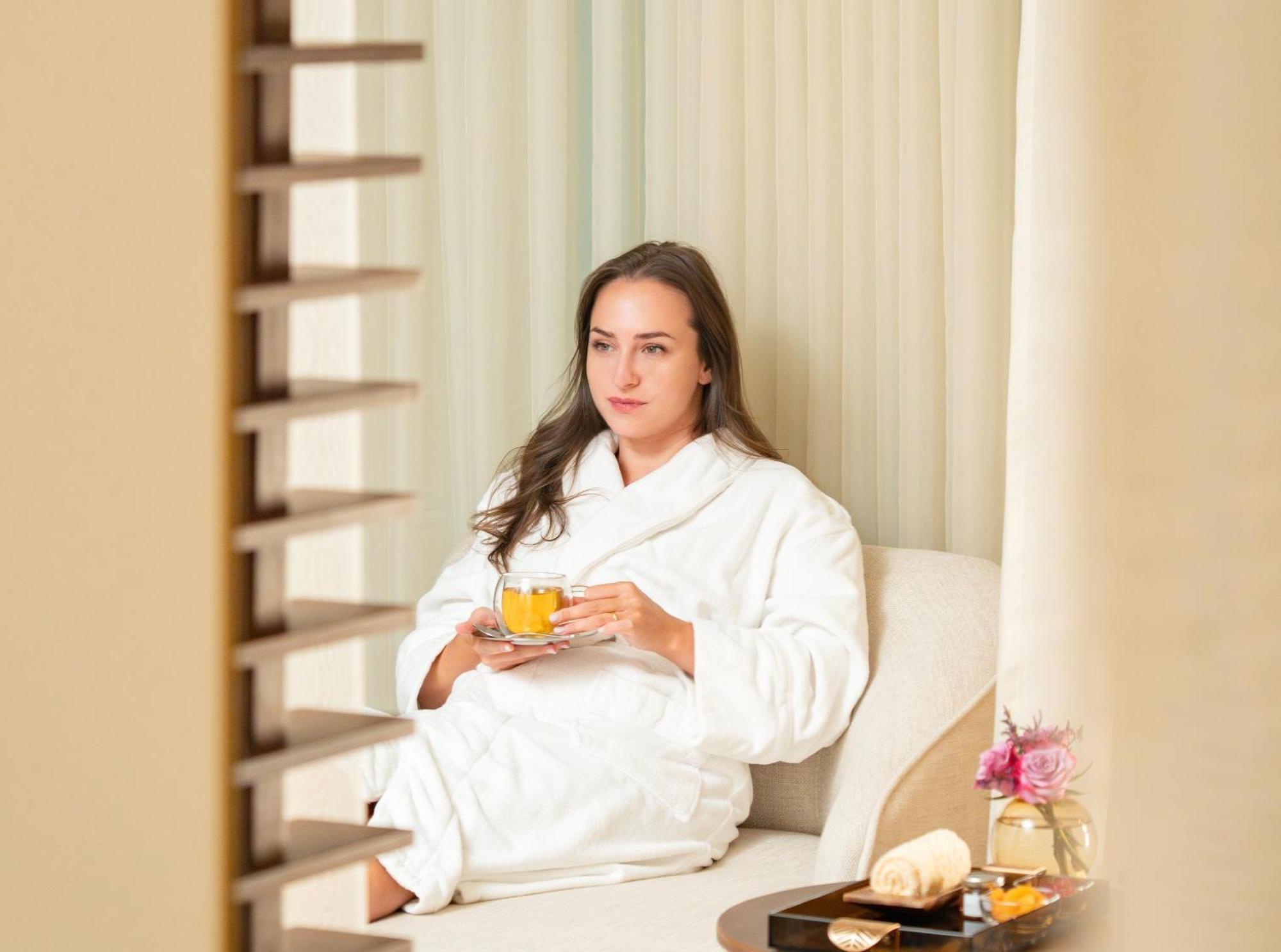 Fairmont Riyadh Eksteriør bilde A woman wearing a bathrobe