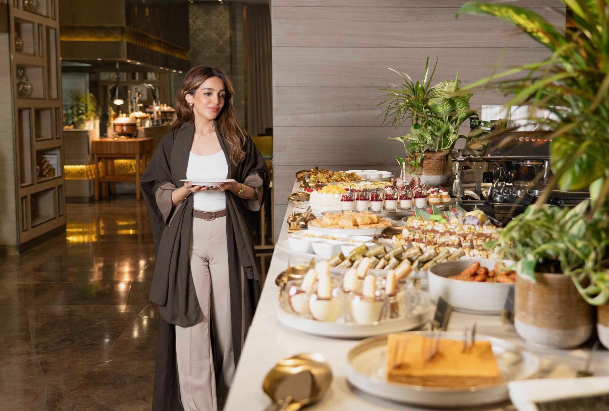 Fairmont Riyadh Eksteriør bilde A woman wearing an abaya