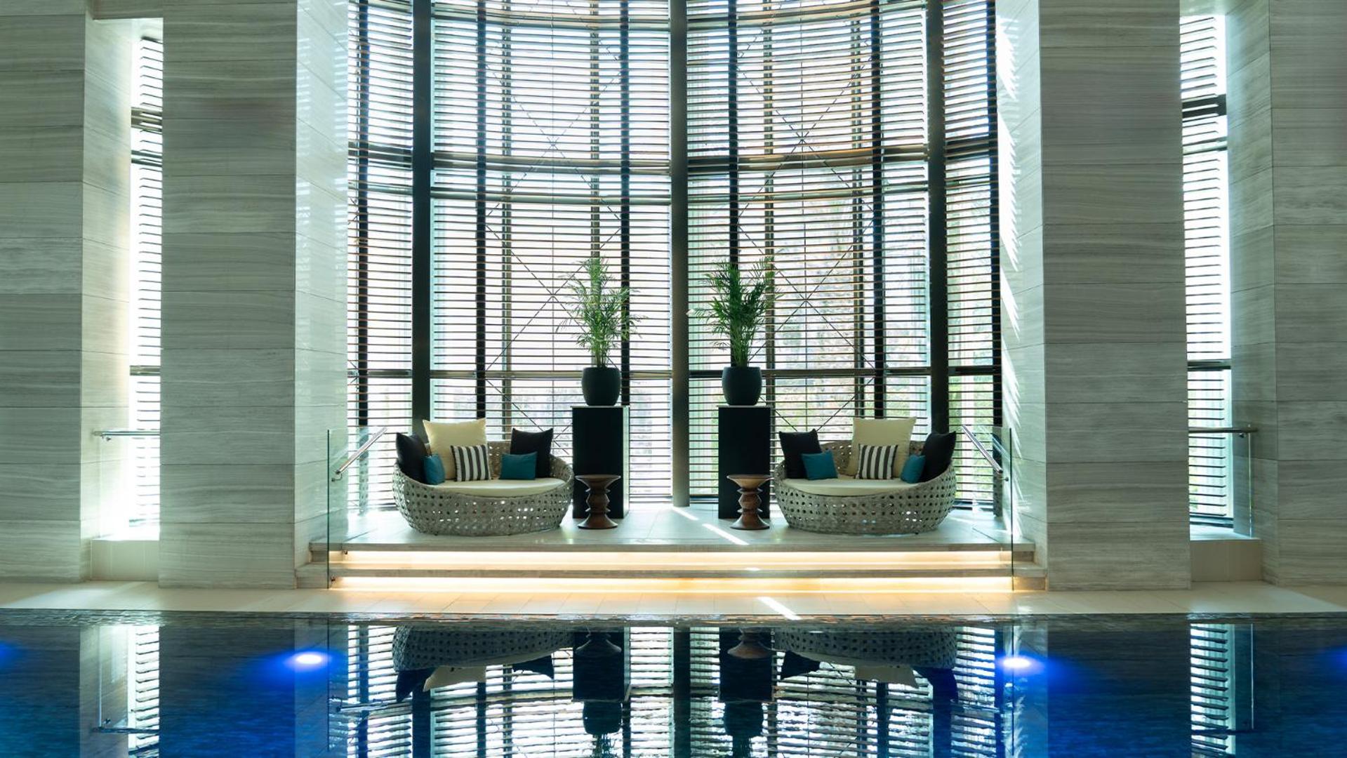 Fairmont Riyadh Eksteriør bilde The pool at the hotel