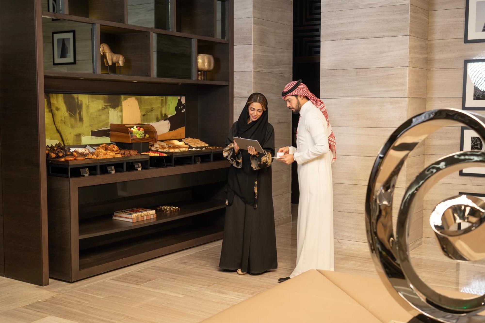 Fairmont Riyadh Eksteriør bilde A couple in traditional Arab clothing