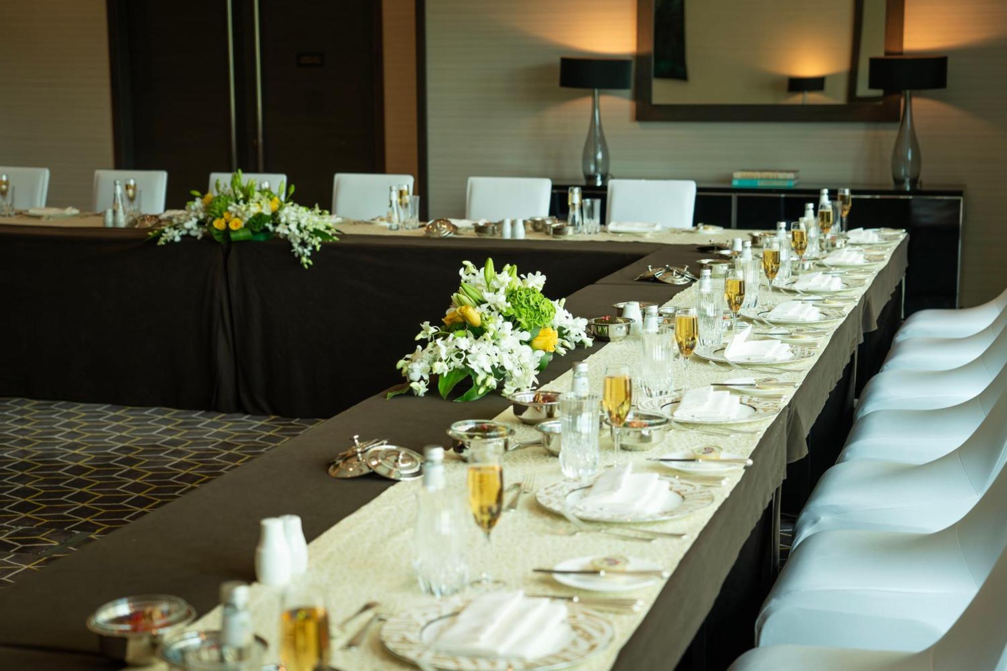 Fairmont Riyadh Eksteriør bilde A table set for a formal dinner