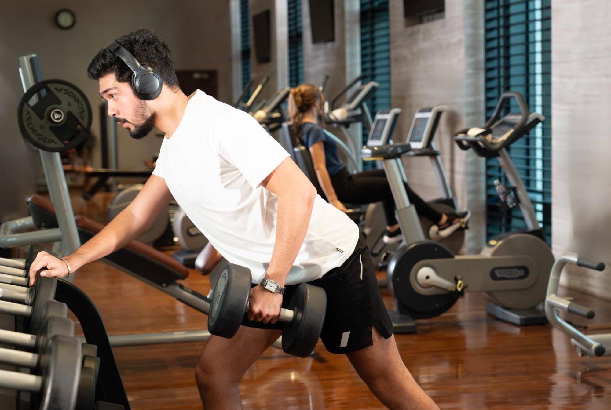 Fairmont Riyadh Eksteriør bilde A man working out with a barbell